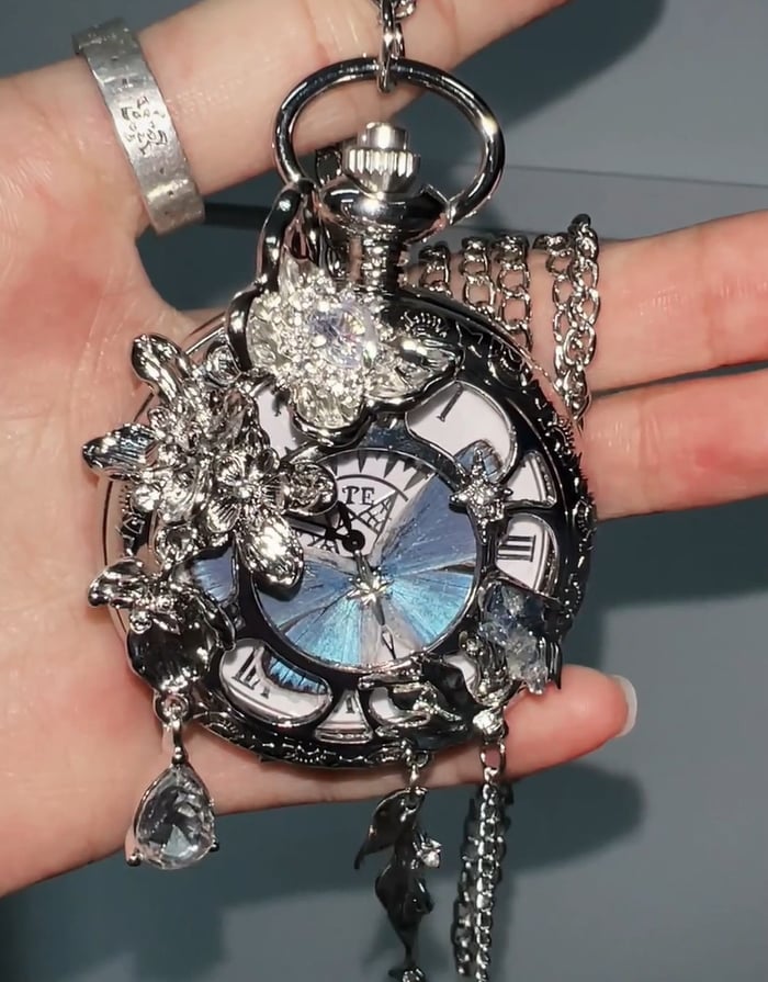 Butterfly Pocket Watch – Vintage-Inspired Keepsake with Crystal Charms